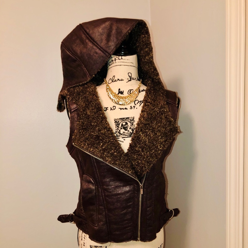 (black rivet) Hooded Vest